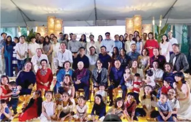  ??  ?? A FAMILY MAN AND MORE Amb. Tantoco with his children, grandchild­ren, and great children during the celebratio­n of his 98th birthday