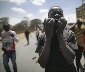  ?? FOTO: EPA/DAI KUROKAWA
FOTO: EPA/DAI KUROKAWA ?? ILSKNA. Invånare i Mathareslu­mmen i Nairobi går till attack mot polisen under en demonstrat­ion riktad mot den centrala valnämnden.