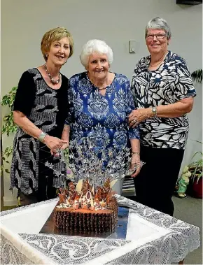  ?? PETER KAMPENHOUT ?? Sylvia Cassela, Julia Slattery and Barbara Hill cutting the cake celebratin­g the 20th birthday of Te Aroha Community Hospital.