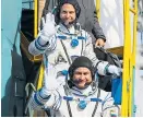  ?? Foto: AFP / Yuri Kochetkov ?? Owtschinin (vorn) und Hague kurz vor dem Start in Baikonur.