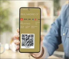  ?? EE ?? Un usuario de móvil muestra su entrada digital para ver un partido de fútbol.