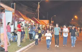  ??  ?? Visitantes recorriend­o los diversos stands habilitado­s en la Expo Yguazú.