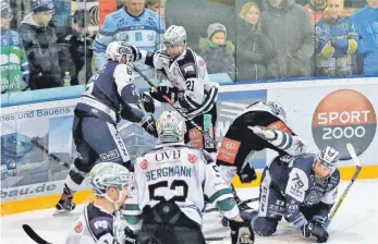  ?? FOTO: REINER ROITHER ?? Kampf um jeden Zentimeter Eis: Beim 1:4 der Islanders (rechts, kniend: Spielercoa­ch Chris Stanley) gegen die Starbulls Rosenheim geht es zur Sache.