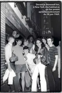  ??  ?? Devant le Stonewall Inn, à New York, des habitué·es du bar posent après le soulèvemen­t du 28 juin 1969.