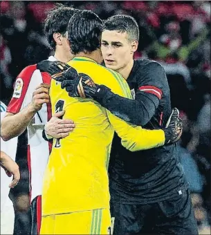  ?? MIGUEL TOÑA / EFE ?? L’abraçada entre Kepa (de cara) i Keylor Navas en l’últim Athletic-Madrid