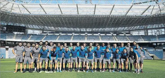  ?? FOTO: RS ?? En la foto de arriba, la foto familiar que se hizo todo el grupo. A la izquierda Januzaj, que se incorporó al grupo después de su periplo con la selección, y a la derecha Moyá y Remiro y un rondo de la plantilla