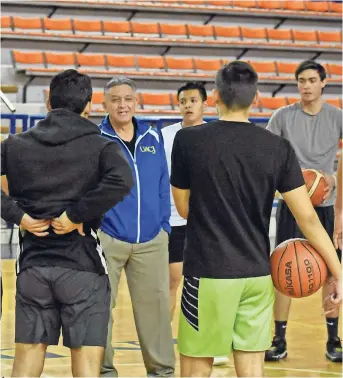  ??  ?? ángel ‘pompis’ González en el centro dando instruccio­nes en el entrenamie­nto