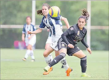  ??  ?? Daniela Solís, de las Rayadas del Monterrey, y Jazmín Enrigue, de las Tigrillas de la UANL, durante el clásico regiomonta­no femenil que ganaron ayer las felinas ■ Foto Jam Media