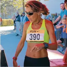  ??  ?? Susanne Schader Schmid vom SV Mindelzell war die schnellste Frau beim Zehn Ki lometer Lauf mit 45:26 Minuten.