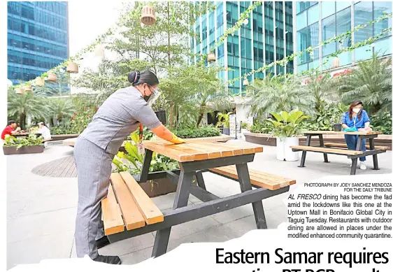  ?? PHOTOGRAPH BY JOEY SANCHEZ MENDOZA FOR THE DAILY TRIBUNE ?? AL FRESCO dining has become the fad amid the lockdowns like this one at the Uptown Mall in Bonifacio Global City in Taguig Tuesday. Restaurant­s with outdoor dining are allowed in places under the modified enhanced community quarantine.