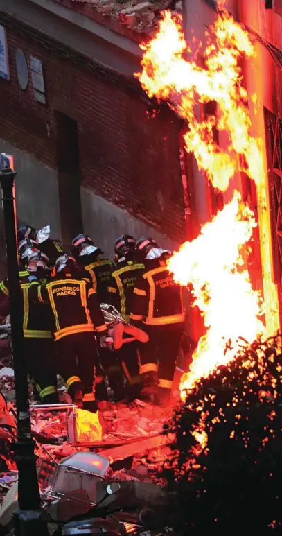  ?? AP ?? El gas embolsado en el interior del edificio provocó constantes incendios durante toda la tarde de ayer