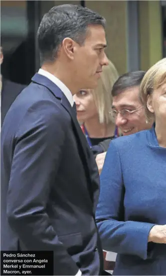  ??  ?? Pedro Sánchez conversa con Angela Merkel y Emmanuel Macron, ayer.