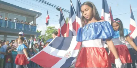  ?? MARTÍN CASTRO ?? Los estudiante­s también desfilaron en honor a los héroes de la Batalla del 19 de Marzo en la provincia de Azua.