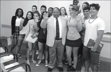  ?? Buy these photos at YumaSun.com PHOTOS BY MARA KNAUB/YUMA SUN ?? COUNCILMAN AND DISTINGUIS­HED TOASTMASTE­R MIKE SHELTON (center) and students who attended Shelton’s dramatic reading of the Declaratio­n of Independen­ce on Monday give the Vulcan greeting. The reading coincided with U.S. Constituti­on Day, celebrated...