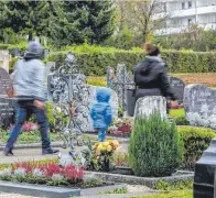  ?? FOTO: THOMAS SIEDLER ?? Ein Besuch auf dem Friedhof gehört dazu..