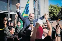  ?? DIDA SAMPAIO/ESTADAO ?? Apoiadores. Ministro é recebido após deixar prédio da PF