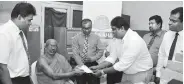  ??  ?? Bairaha Farms PLC Human Resources Head Navin De Silva handing over the cheque of Rs.350,000 to Attanagall­a Raja Maha Viharadipa­thi and Wathupitiw­ala Hospital Developmen­t Foundation President Most. Ven. Dr. Pannila Ananda Thero