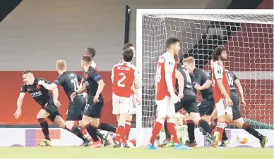  ?? — Gambar AFP ?? GEGAR GAWANG: Sebahagian daripada babak-babak aksi perlawanan suku akhir pertama Liga Europa di antara Arsenal dan Slavia Prague di Stadium Emirates di London.