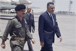  ??  ?? L’aura de Nasser Le roi Hussein de Jordanie et son allié, Nasser, sur le tarmac de l’aéroport du Caire après la signature d’un pacte de défense mutuelle, le 30 mai 1967.