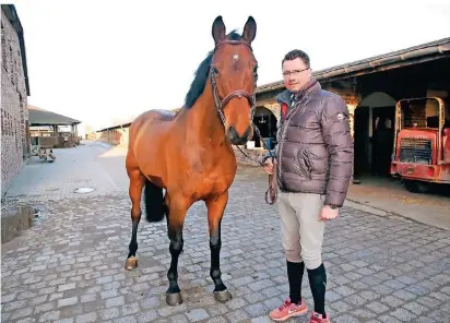  ?? FOTO: D. STANIEK ?? Die Pferde auf Gut Neuhaus dürfen wie hier von Frederic Tillmann bewegt werden, ansonsten herrscht Ruhe in den Ställen und im Gestüt in Grevenbroi­ch-neukirchen.