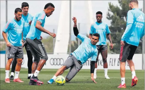  ??  ?? Casemiro disputa un balón con Militao en presencia de Benzema en el entrenamie­nto de ayer.