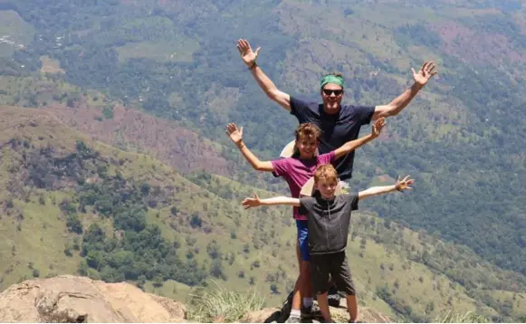  ?? JASON PEARSON PHOTOS ?? Calling themselves “Oui Three,” Toronto father Jason Pearson and his two sons, Sully and Max, have been travelling the world in honour of the boys’ mother, Jane, who died of cancer in 2008.