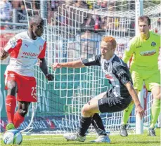  ?? FOTO: THOMAS SIEDLER ?? Er kam zum Glück für die Aalener erst in der 72. Minute in die Partie: Marvin Braydon Manu (links) bereitete nicht nur Sebastian Vasiliadis und Daniel Bernhardt (rechts) Probleme.