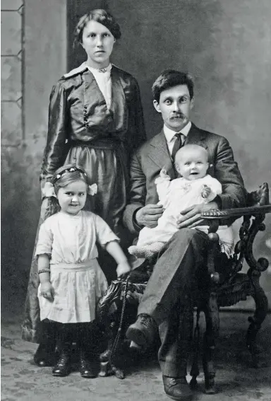  ??  ?? Lillie and Parelius with their daughters Olive and Annette in 1917.