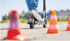  ?? FOTO: RASMUS KAESSMANN/DPA ?? Wie gut rollt es sich? Neun E-Scooter zum Kaufen hat der ADAC auf Herz und Nieren getestet.