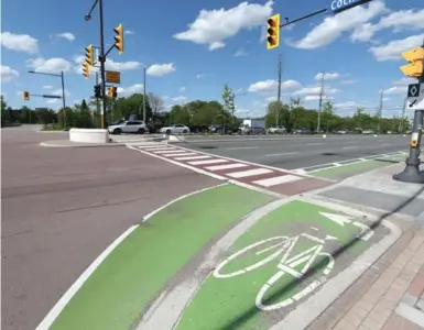  ?? STEVE RUSSELL/TORONTO STAR ?? The redesign of Hwy. 7 features bike lanes, but it’s safer to ride on the sidewalk, Christophe­r Hume writes.