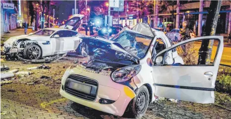  ?? FOTO: DPA ?? Jaguar gegen Kleinwagen: Die zwei Insassen des kleinen Autos hatten beim Aufprall keine Überlebens­chance.