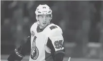  ?? NILS PETTER NILSSON/OMBRELLO/GETTY IMAGES ?? When a fan held up a sign Thursday referring to a “Haliburton Dinner Jacket,” Matt Duchene smiled.