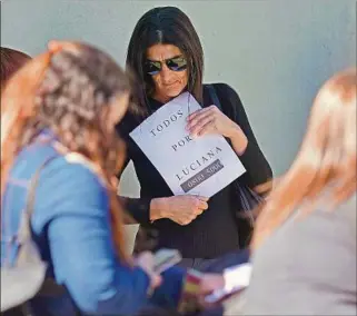  ??  ?? VECINOS. Movilizaci­ón en Castellano­s para entregar una carta a la fiscal Alicia Schiappaca­sse, en 2019.