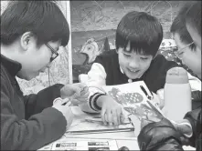  ?? ?? Above left: Children experience shadow puppets at the cultural center.