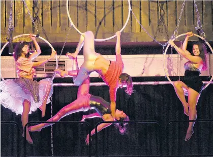  ??  ?? Die Aerial-Hoop-Show „Exit“ist Teil der Performanc­e des Rhizomatic Circus in der ehemaligen Sargfabrik in Atzgersdor­f. Das Publikum entscheide­t selbst, wie viel Eintritt es bezahlt. Wien