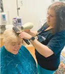  ?? LEE BELOTE/FREELANCE ?? Robin Gibson, a leukemia patient at Sentara Virginia Beach General Hospital, gets a haircut from Jenny Rizzotti, a hospital patient care technician.