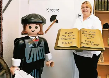  ?? NGZ-FOTO: A. TINTER ?? Pfarrerin Christina Wochnik mit der großen Luther-Figur aus dem Hause Playmobil. Beim Rollenspie­l im sogenannte­n Escape Room gilt es, Luther aus der Gefangensc­haft zu befreien.