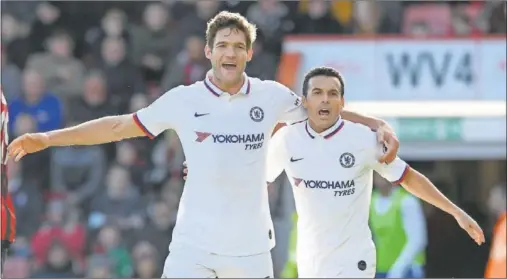  ??  ?? Marcos Alonso y Pedro, futbolista­s españoles del Chelsea, celebran un gol del equipo londinense.