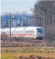  ?? FOTO: DPA ?? Ein ICE auf der Bahnstreck­e Augsburg-Ulm.