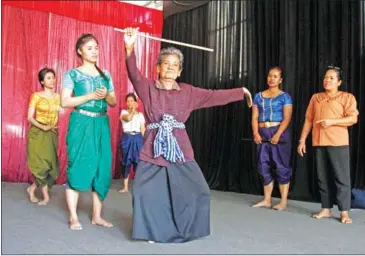  ?? HENG CHIVOAN ?? Kin Yin, 86, one of three master teachers, shows her students a traditiona­l dance near Kien Svay Krao pagoda in Kandal province’s Kien Svay district on January 25.