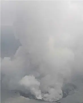  ?? OvSICOrI ?? La mañana de ayer seguía la emanación de gases y cenizas en el coloso, que está a 2.687 metros sobre el nivel del mar.