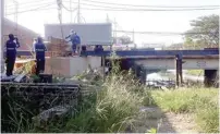  ?? ROBBY KURNIAWAN/JAWA POS ?? PARALEL: Selain memasang girder jembatan baru Kandangan, pekerja menuntaska­n pemasangan box culvert.