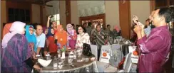  ?? ARYA/JAWA POS ?? SENYUM YA: Tidak setiap tahun alumni ini bertemu. Saat temu kangen, alumnus membawa kamera untuk berfoto bersama teman-teman lamanya.