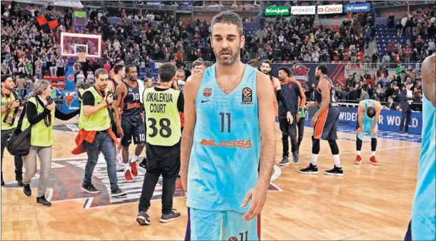  ??  ?? DECEPCIÓN. Juan Carlos Navarro abandona el Buesa con rostro serio. El capitán ayudó a la remontada, pero el Barcelona cayó ante el Baskonia a domicilio.