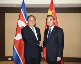  ?? FOTO: LEHTIKUVA / AFP PHOTO / POOL / STR ?? Kinas utrikesmin­ister Wang Yi och Nordkoreas utrikesmin­ister Ri Yong Ho skakar hand under ett möte i Manila dagen efter säkerhetsr­ådets beslut om tuffare sanktioner.