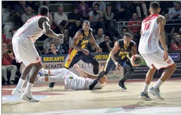  ?? (Photo PQR/Le Courrier de l’Ouest) ?? Le HTV, à côté de son basket en première période, a su rectifier le tir et terrasser Cholet pour signer un deux sur deux.