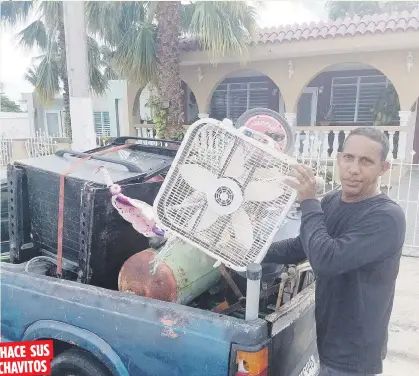  ?? Bfigueroa@primerahor­a.com ?? HACE SUS
CHAVITOS
Miguel Rohena se pasa de comunidad en comunidad en el área este buscando qué puede reutilizar o vender en la fábrica de reciclaje.