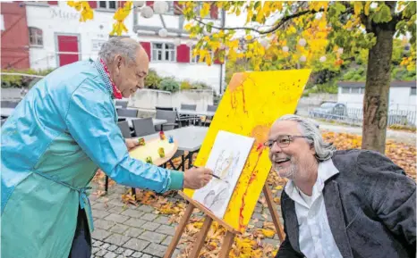  ?? FOTO: GÜNTHER BRENDER/BÜRO FÜR REGIONALKU­LTUR ?? Dorfschaus­piel: Wie der Rottenacke­r Literat Franz Carl Hiemer das berühmte Hölderlin-Porträt anfertigt.