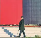  ??  ?? Nuove visioni In alto piazza Skanderbeg, al centro della capitale Tirana. La piazza è intitolata all’eroe nazionale albanese Gjergj Kastrioti Skandenber­g. Il suo monumento si trova al centro