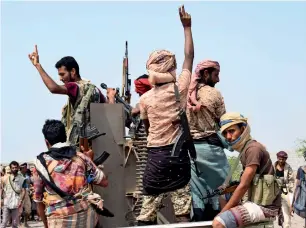  ?? AFP ?? yemeni pro-government forces advance towards the port area from the eastern outskirts of hodeida, as they continue to battle for the control of the city controlled by houthi rebels. —